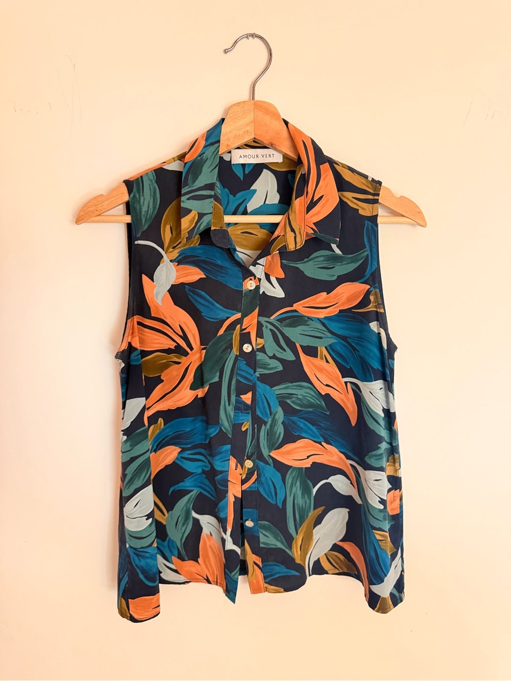 Amour Vert Sleeveless Button-up Leaf Print Top